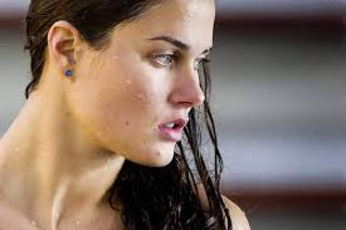 Zsuzsanna Jakabos, la nadadora húngara que roba suspiros fuera de la piscina