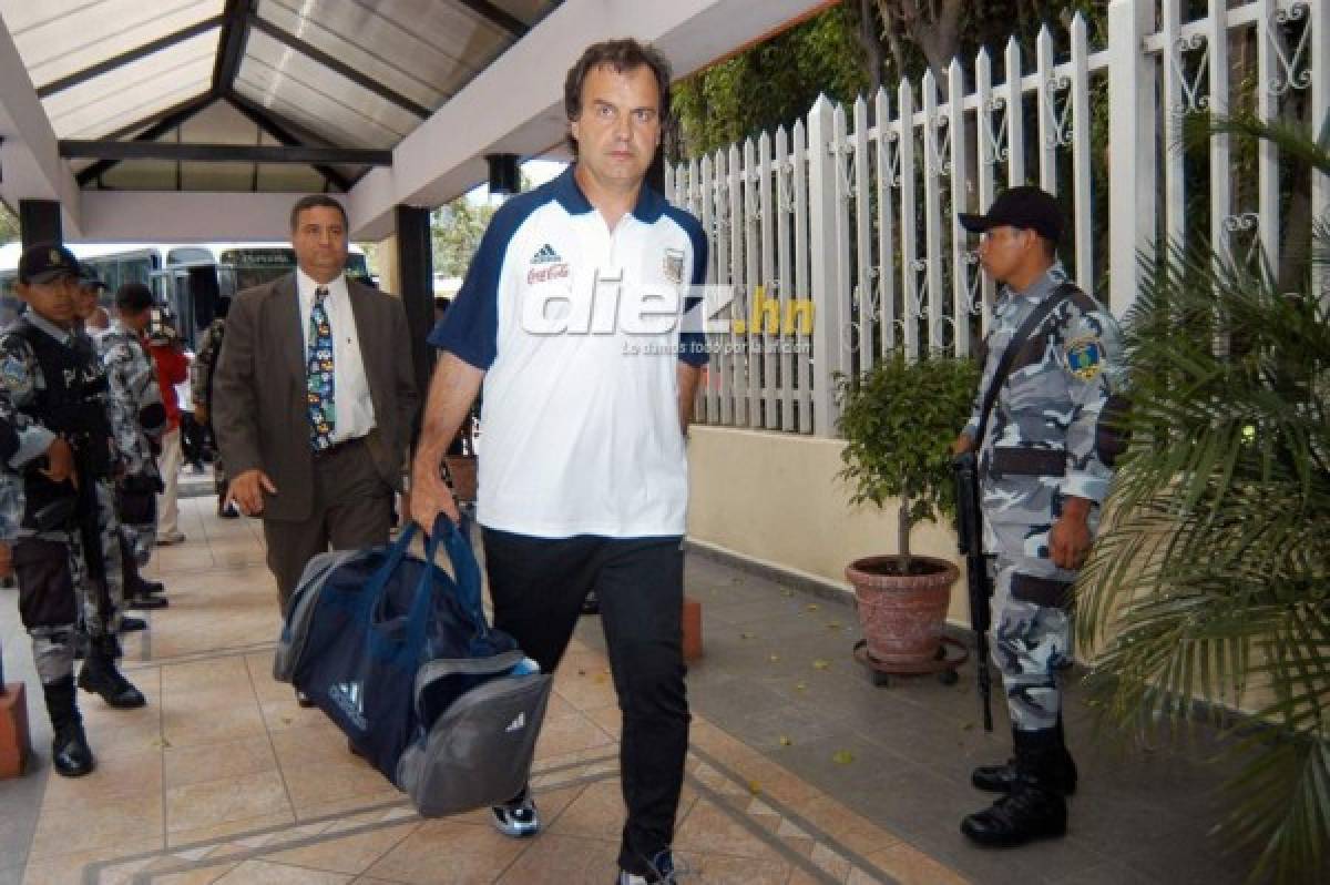 Las fotos que seguramente no habías visto de la visita de Marcelo Bielsa a Honduras en 2003