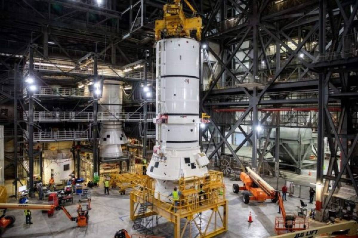 NASA: Así es el 'megacohete' que están construyendo para volver a la luna y que lo llevará una mujer