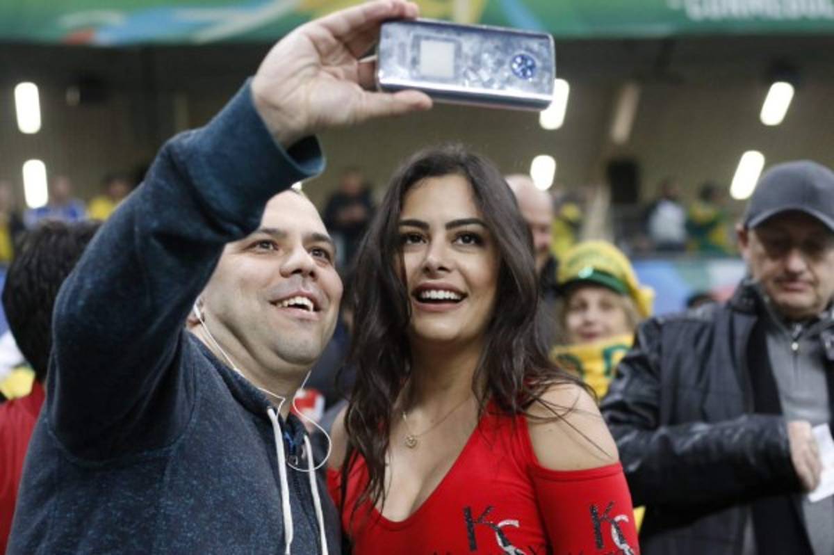 Larissa Riquelme se roba los suspiros en el Brasil-Paraguay de la Copa América, ¿Quién es su nueva amiga?
