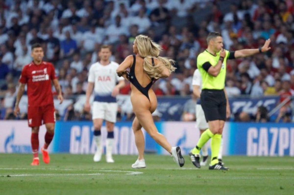 FOTOS: La infartante rubia que se metió a la cancha en la final de la Champions League