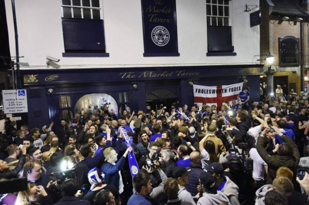 Así celebran los aficionados del Leicester City su primer título de la Premier League