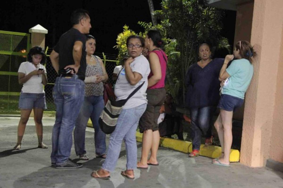 Familiares y amigos llegan a Hospital donde murió Enrique Reneau