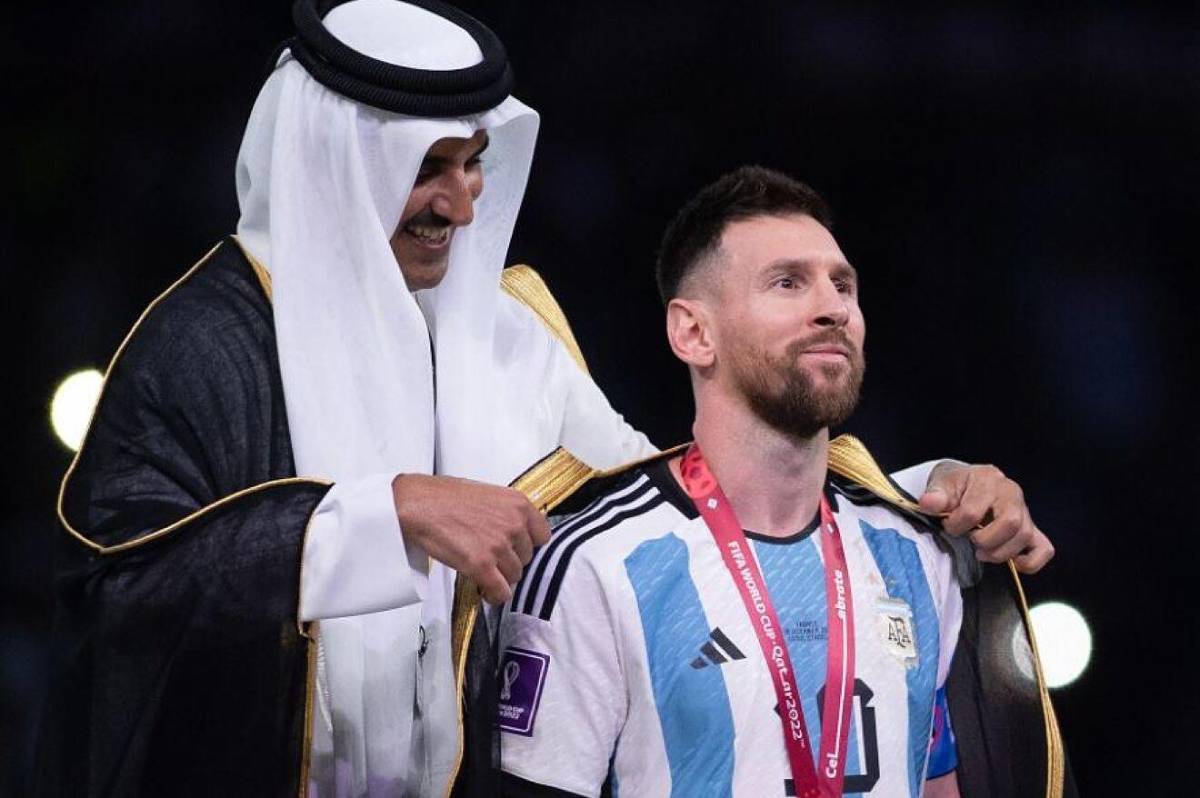 Este es el abogado que le hizo un ofertón a Messi por el bisht que recibió del Emir de Qatar y revela para qué lo necesita