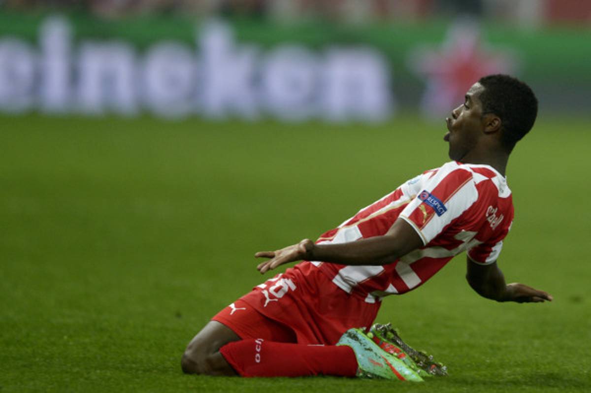 Olympiacos gana 2-0 y deja en coma al Manchester United