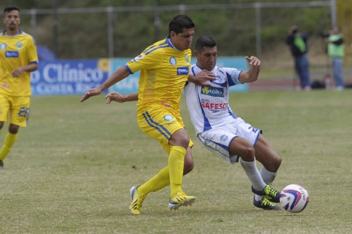 Las figuras del fútbol tico que están cerca del retiro