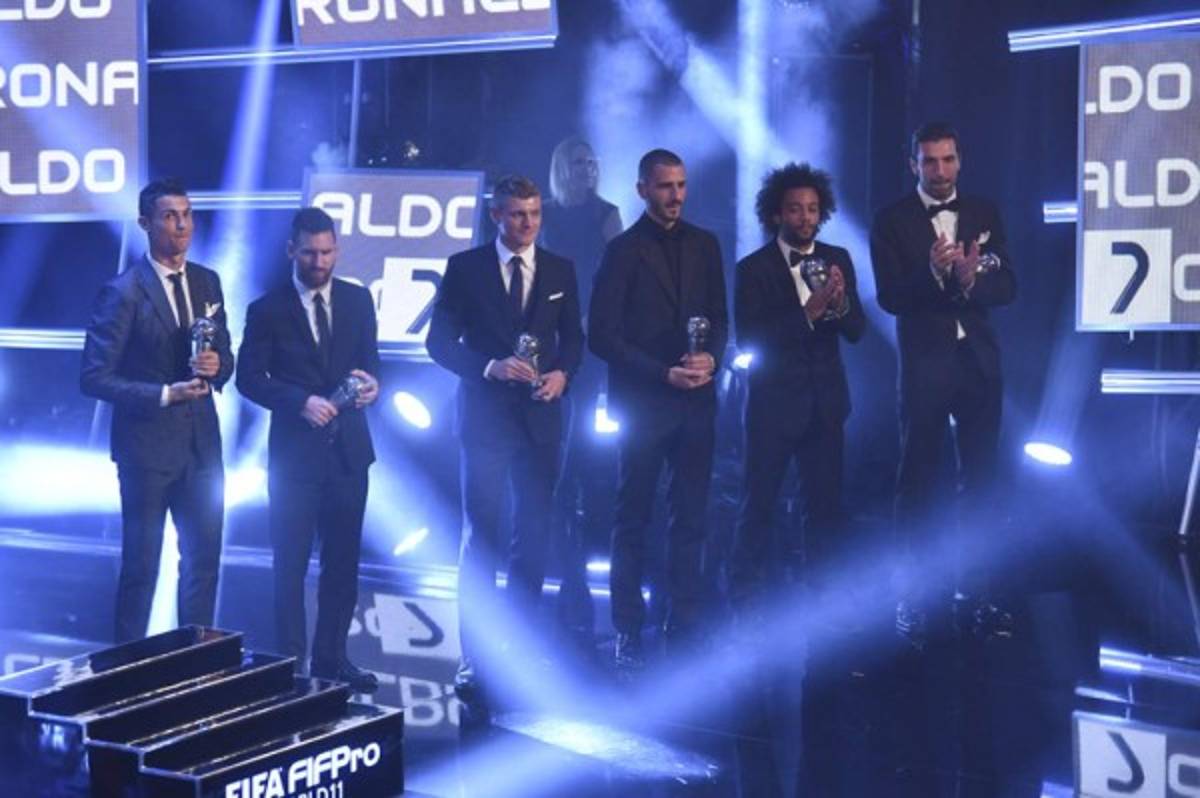 ¡Y NO ES CREÍDO! David Suazo entregó premio de FIFA a Messi y a Cristiano Ronaldo