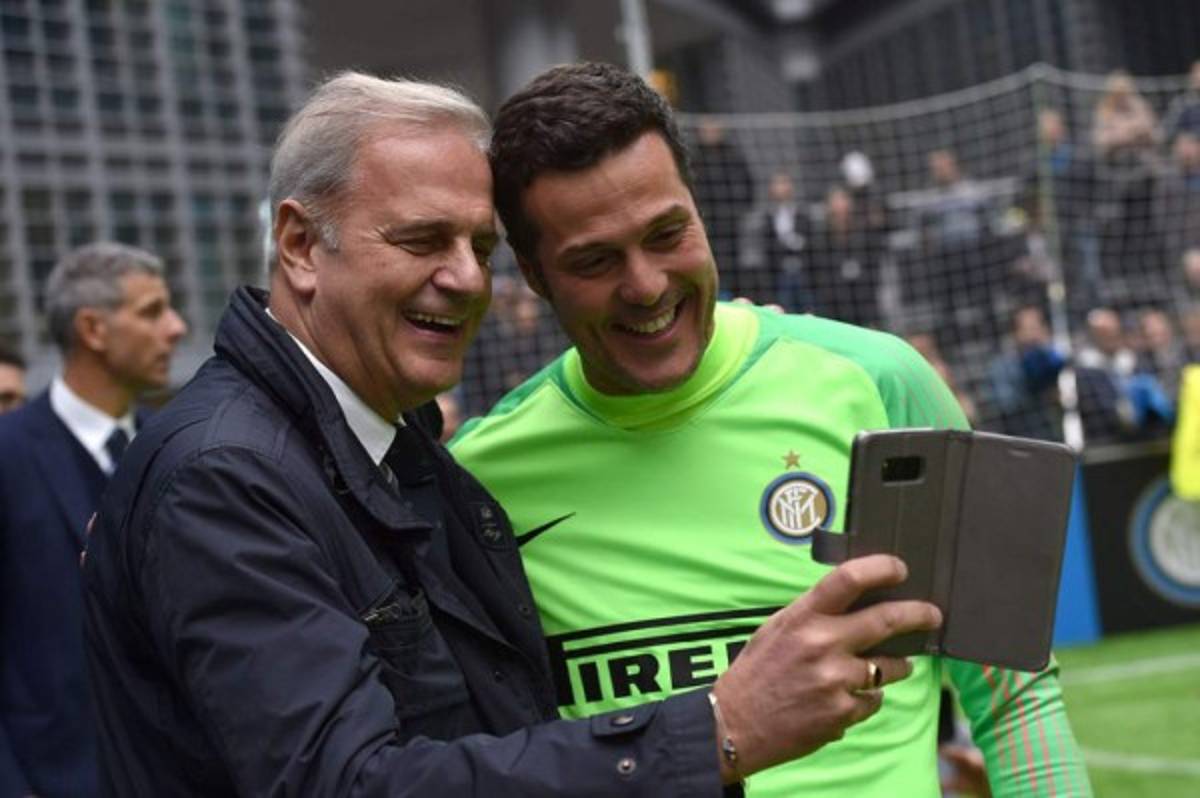 FOTOS: David Suazo se codea con exestrellas del Inter y Barcelona