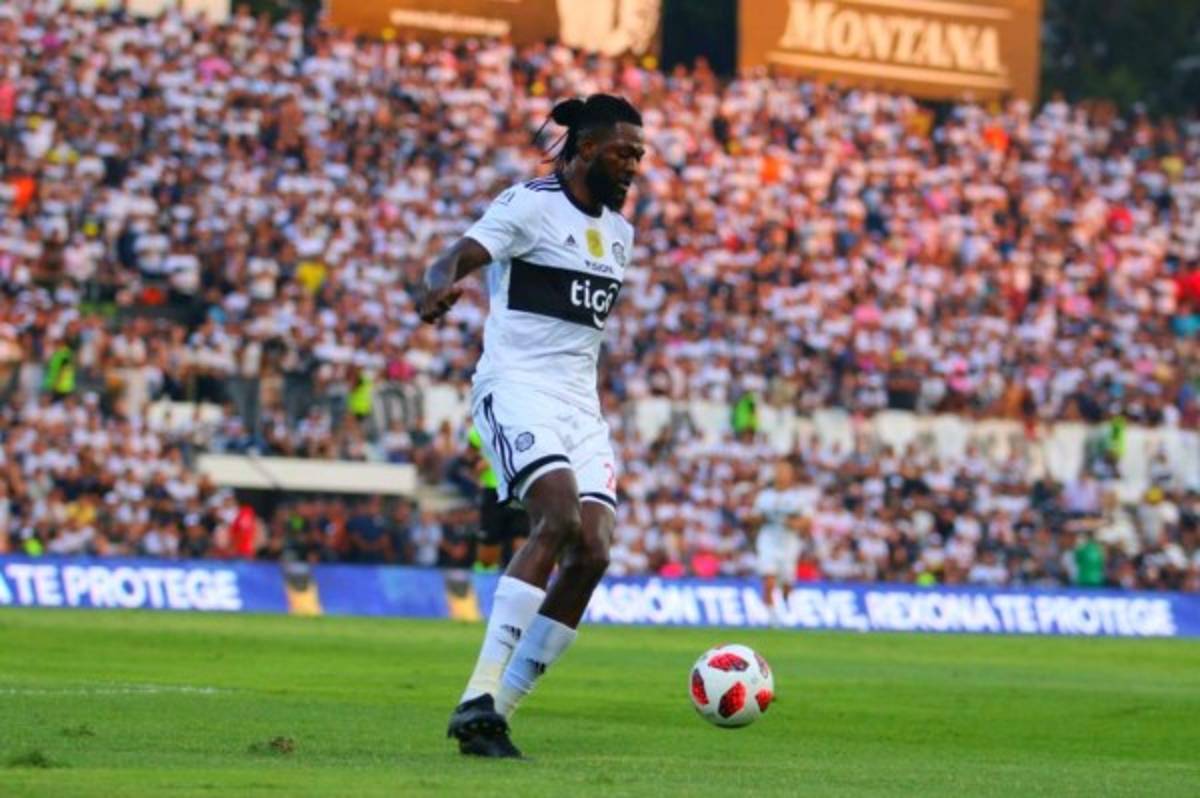 Locura total en Paraguay: Así fue el debut oficial de Adebayor con el Olimpia en un clásico