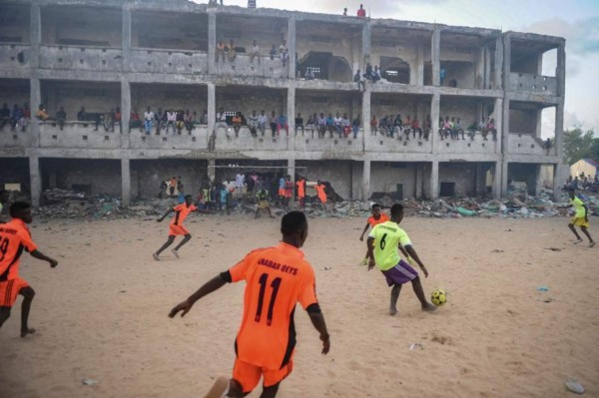 ¡IMPACTANTE! La triste realidad de como juegan fútbol los niños en Mogadishu, Somalia