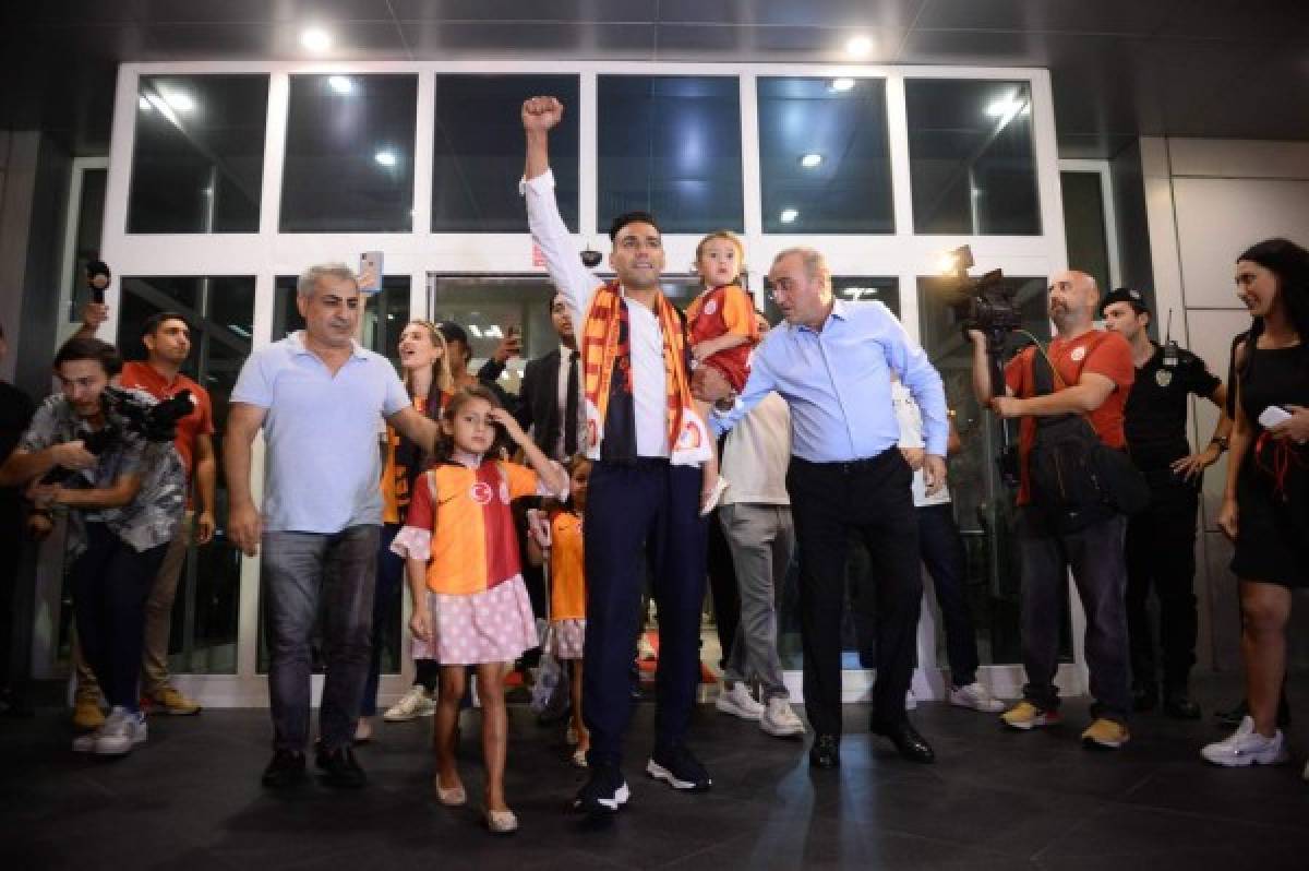 Así se recibe a un crack: Espectacular acogida a Falcao, nuevo jugador del Galatasaray