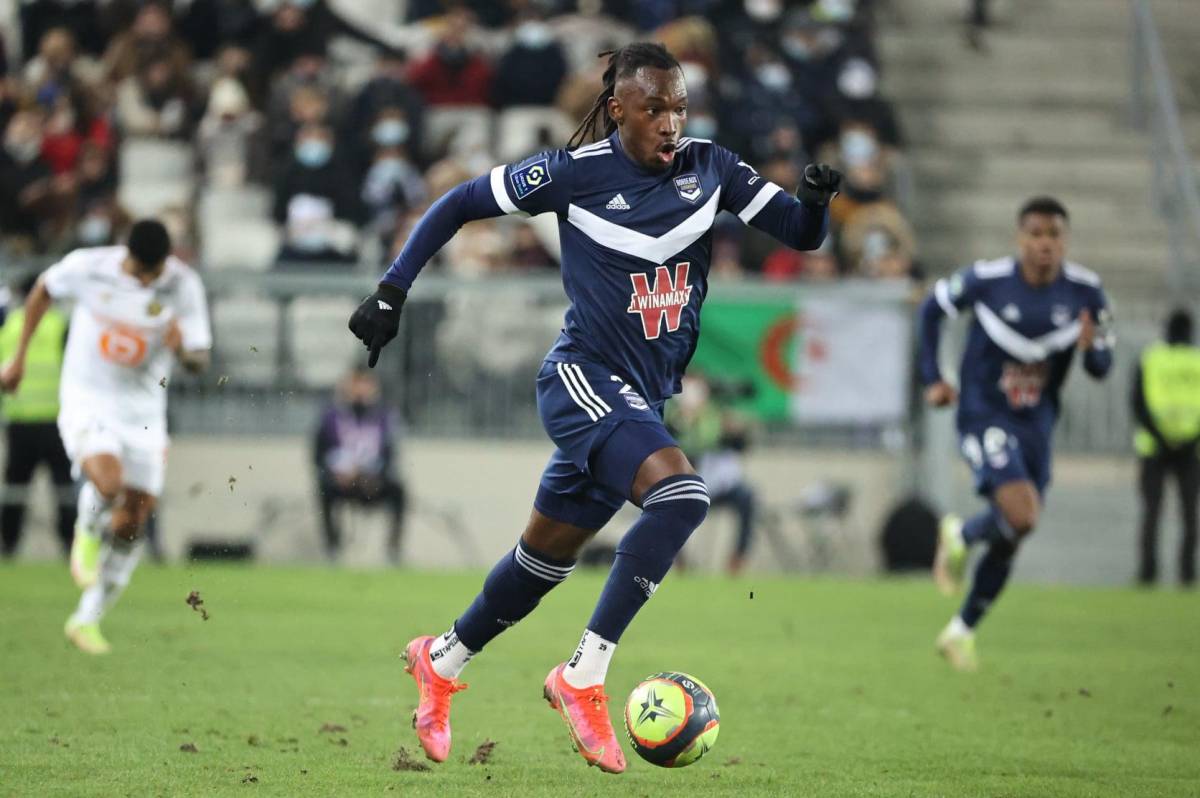 El artillero catracho Alberth Elis dominando la pelota durante el juego de este míércoles frente al Lille en la Ligue 1 de Francia. Fotos AFP