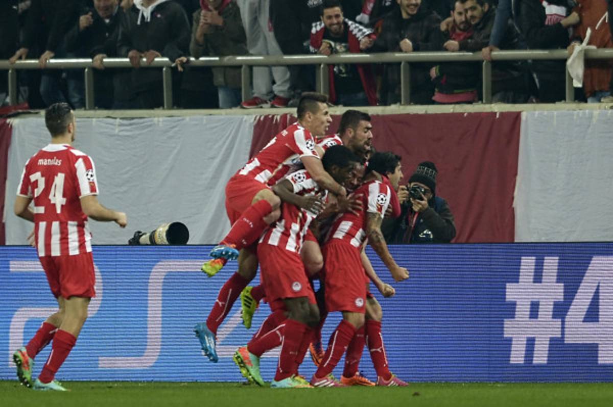 Olympiacos gana 2-0 y deja en coma al Manchester United