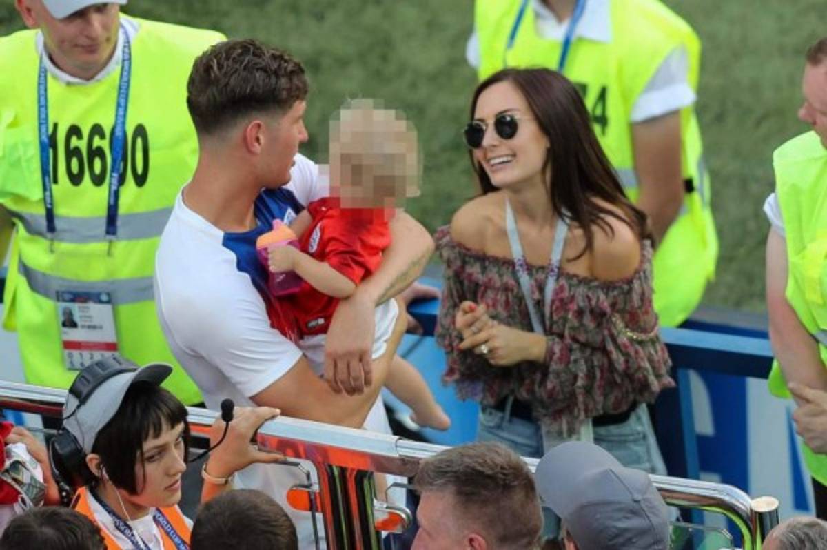 Las espectaculares novias y esposas de los cracks de Inglaterra que se robaron el show en el estadio