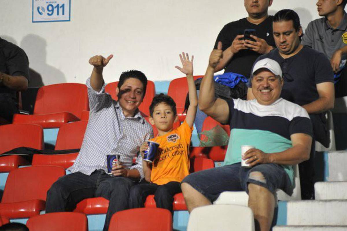 Auzmendi y la bella rubia a la que le dedicó el gol, al descubierto lo que jugadores de Motagua llevaban al estadio