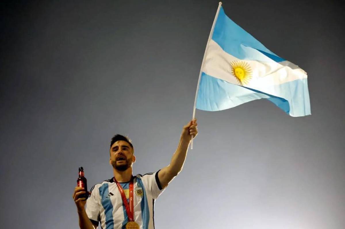 Camellos, alcohol y jeques: La exuberante caravana de la selección de Argentina en las calles de Doha