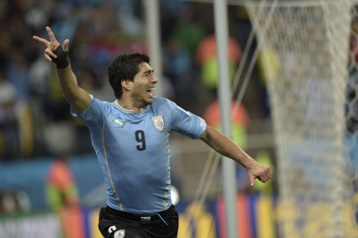 VIDEO: Luis Suárez rompe en llanto tras sus goles a Inglaterra