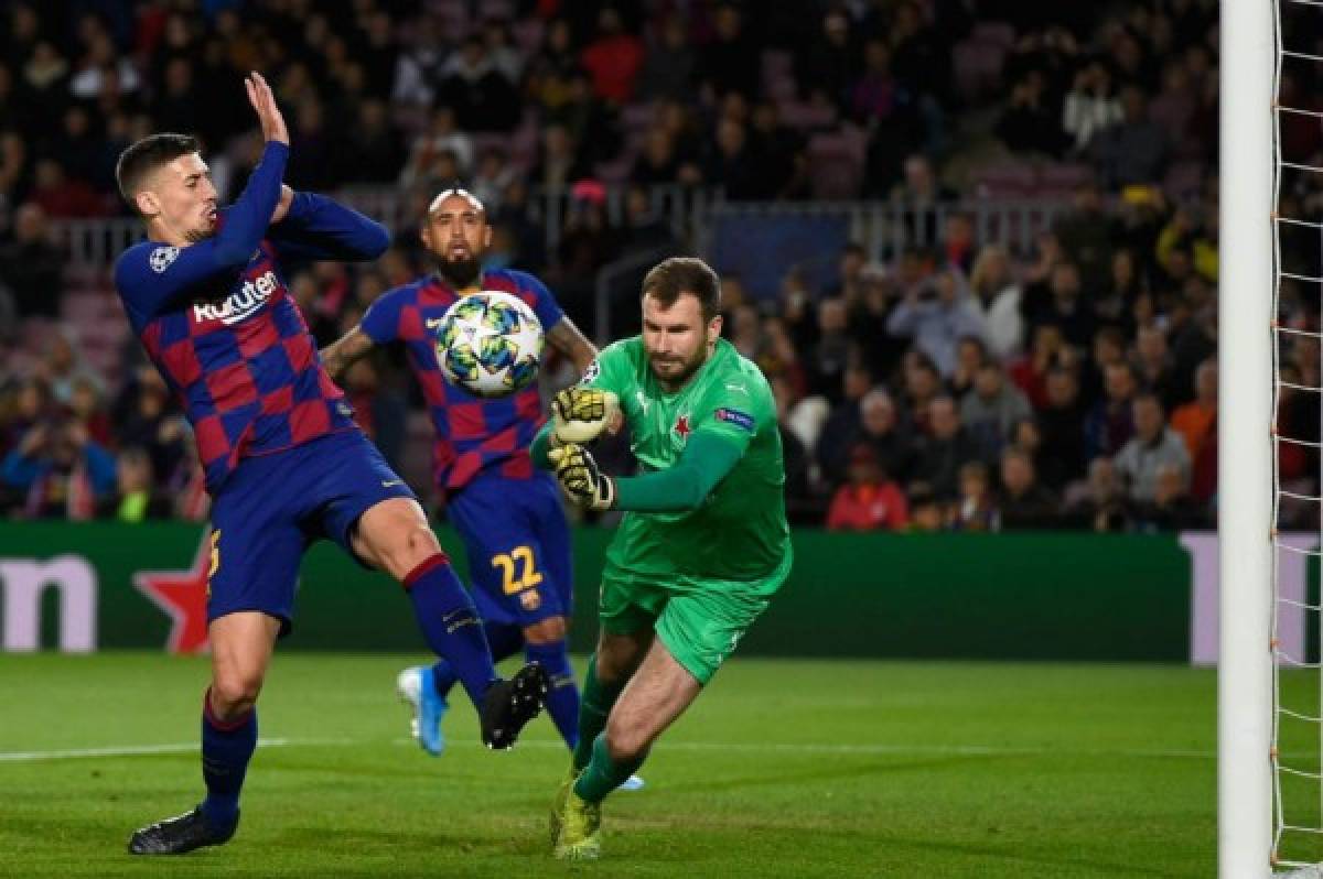 Kolar, portero del Slavia, ha sido figura en el primer tiempo ante el Barcelona en el Camp Nou.