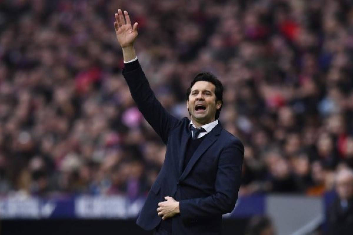 Real Madrid's Argentinian coach Santiago Solari reacts during the Spanish league football match between Club Atletico de Madrid and Real Madrid CF at the Wanda Metropolitano stadium in Madrid on February 9, 2019. (Photo by GABRIEL BOUYS / AFP)