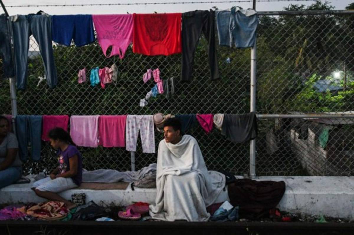 FOTOS: Desmayadas, frío y mucho sufrimiento en caravana de migrantes