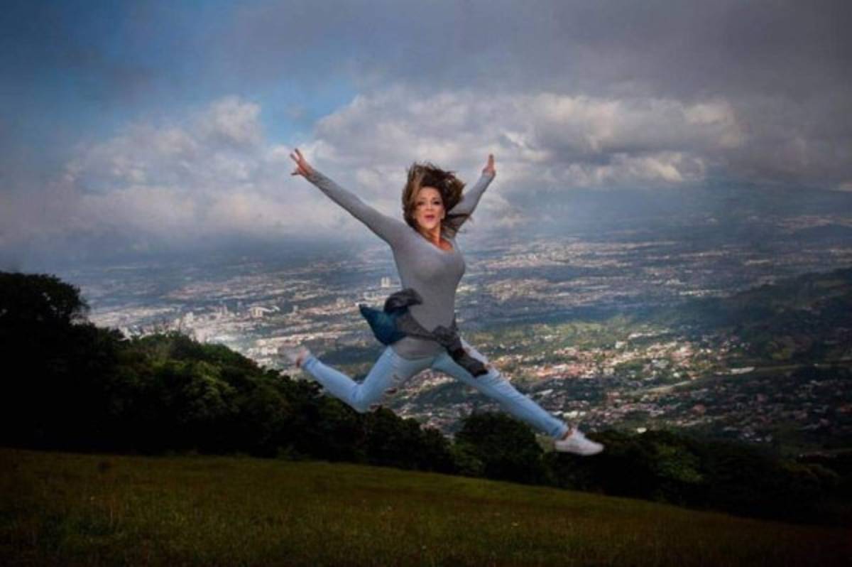 La bella periodista tica que quiere ver a su selección ganar la Copa Centroamericana