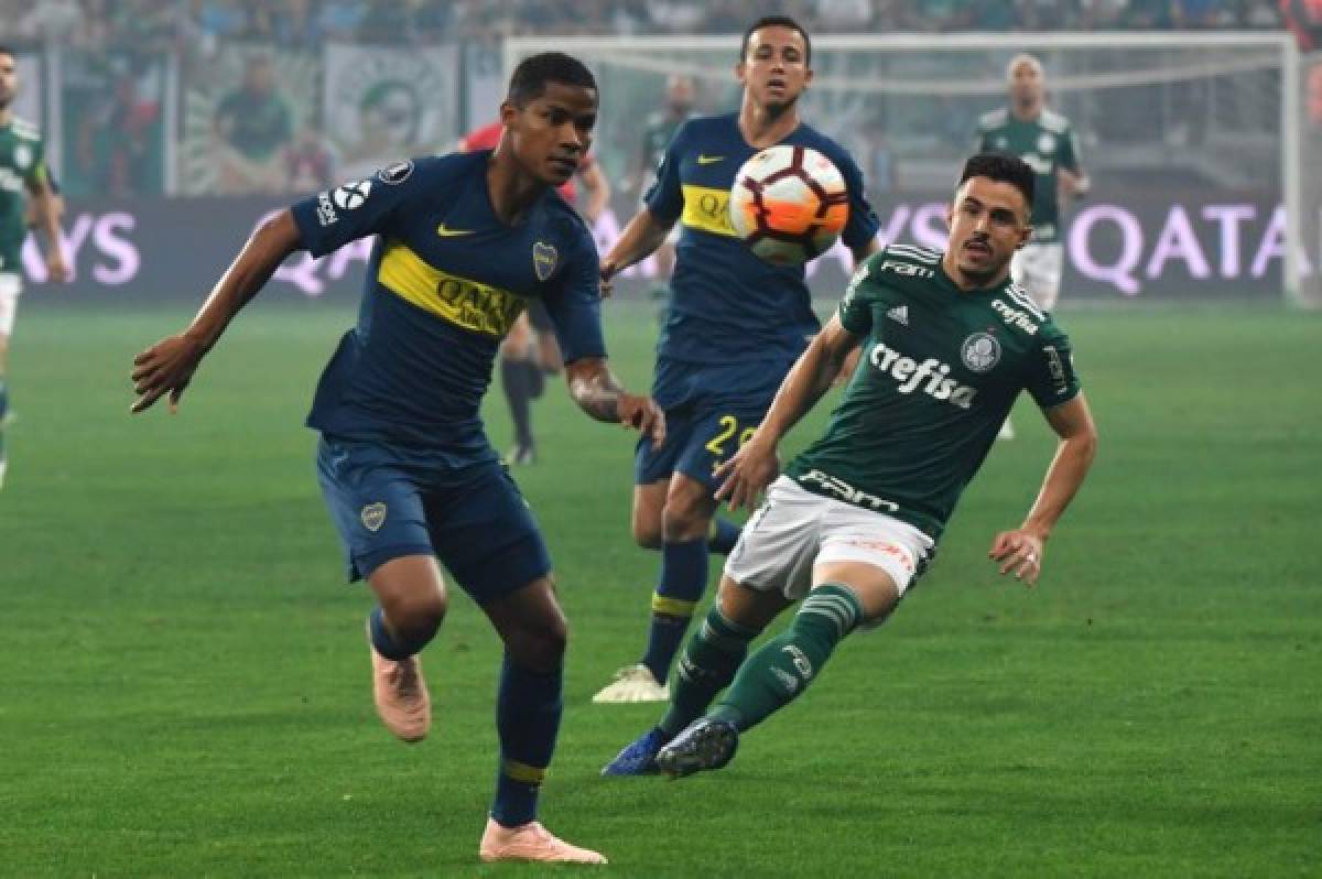 Brazil's Palmeiras William (L), vies for the ball with Argentina's Boca Juniors Wilmar Barrios (R), during their 2018 Copa Libertadores semifinal football match held at Allianz Parque stadium, in Sao Paulo, Brazil, on October 31, 2018. (Photo by NELSON ALMEIDA / AFP) / The erroneous mention[s] appearing in the metadata of this photo by NELSON ALMEIDA has been modified in AFP systems in the following manner: [Object name: LIBERTADORES-PALMEIRAS-BOCA / Location: Sao Paulo] instead of [Object name: SUDAMERICANA-PARANAENSE-BAHIA / Location: Curitiba]. Please immediately remove the erroneous mention[s] from all your online services and delete it (them) from your servers. If you have been authorized by AFP to distribute it (them) to third parties, please ensure that the same actions are carried out by them. Failure to promptly comply with these instructions will entail liability on your part for any continued or post notification usage. Therefore we thank you very much for all your attention and prompt action. We are sorry for the inconvenience this notification may cause and remain at your disposal for any further information you may require.