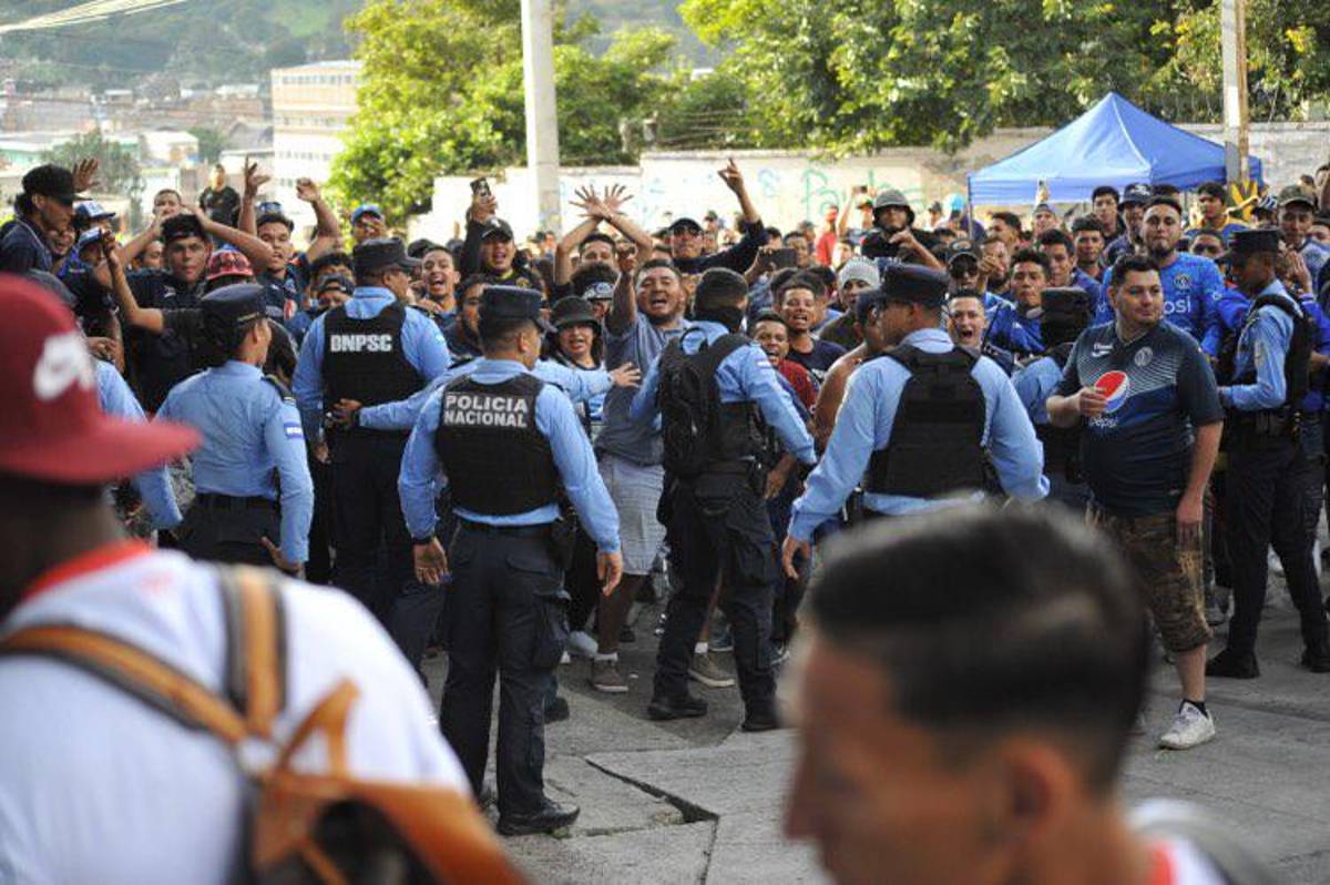 Los disturbios y la hostil llegada del Olimpia al estadio Chelato Uclés para la final de la Liga Nacional ante Motagua