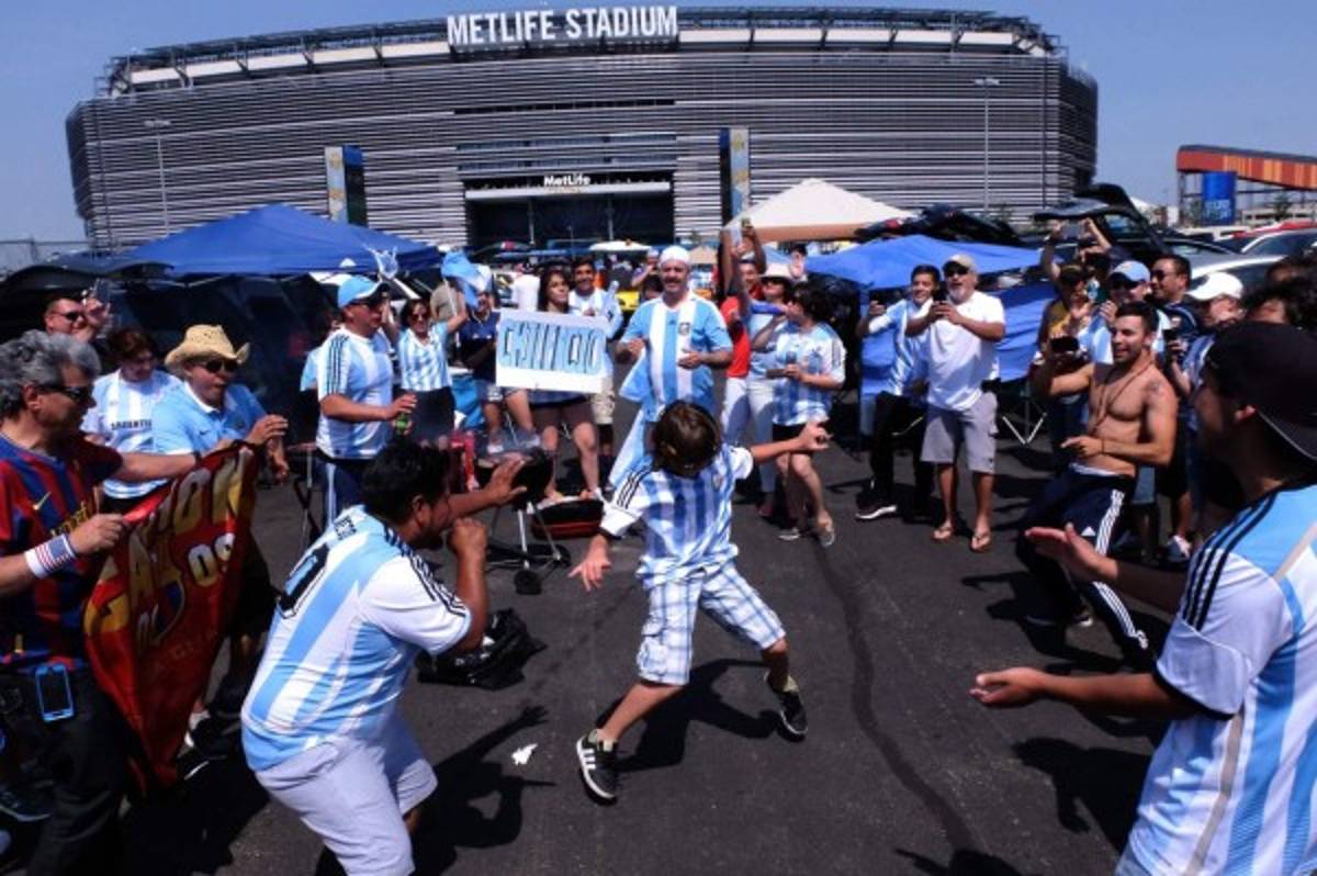 ¡Ambiente espectacular! de argentinos y chilenos previo a la final de la Copa América