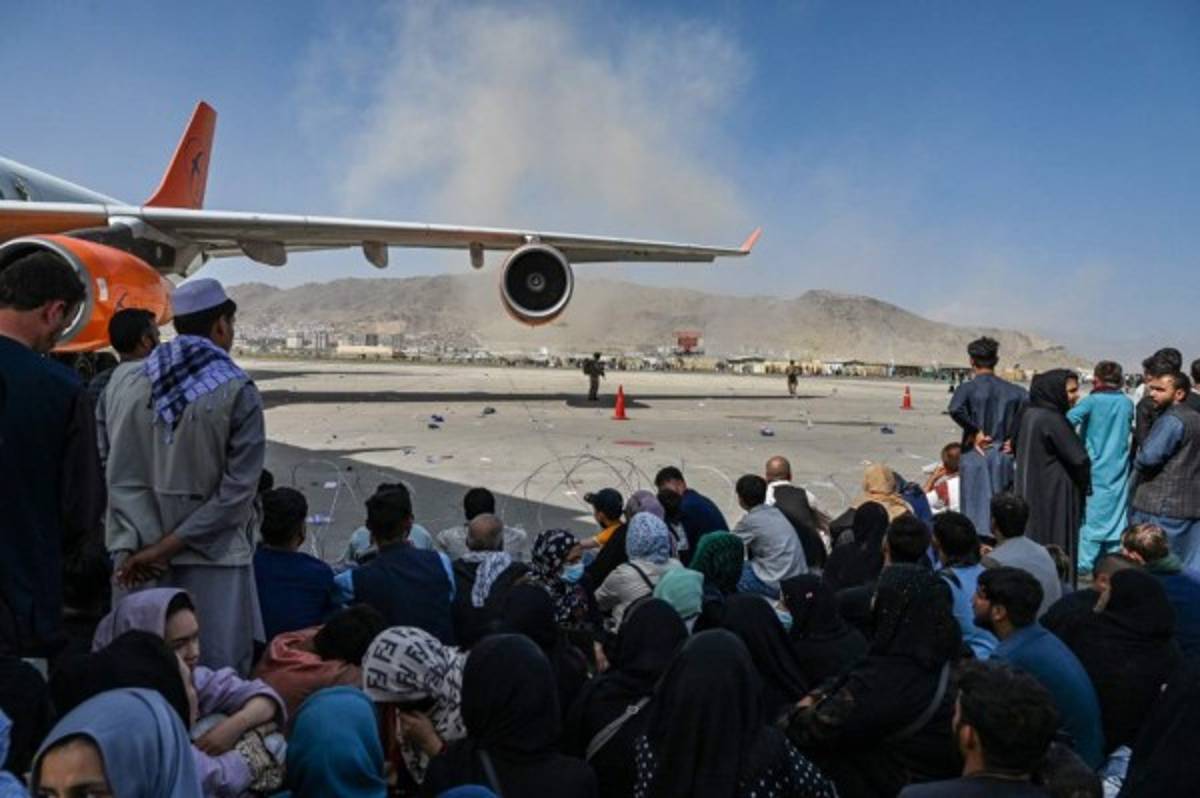 Pánico en Kabul tras el regreso del régimen de los talibanes: la gente intentó escapar trepada en un avión militar
