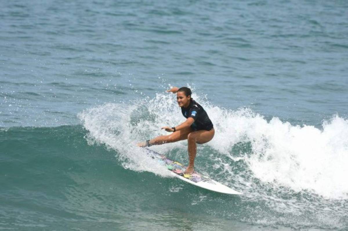 ¡Dueña de las olas! Emily Gussoni, la hermosa surfista tica que destacó en Idonesia