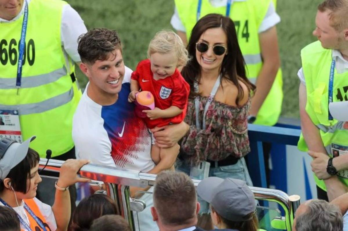 Las espectaculares novias y esposas de los cracks de Inglaterra que se robaron el show en el estadio