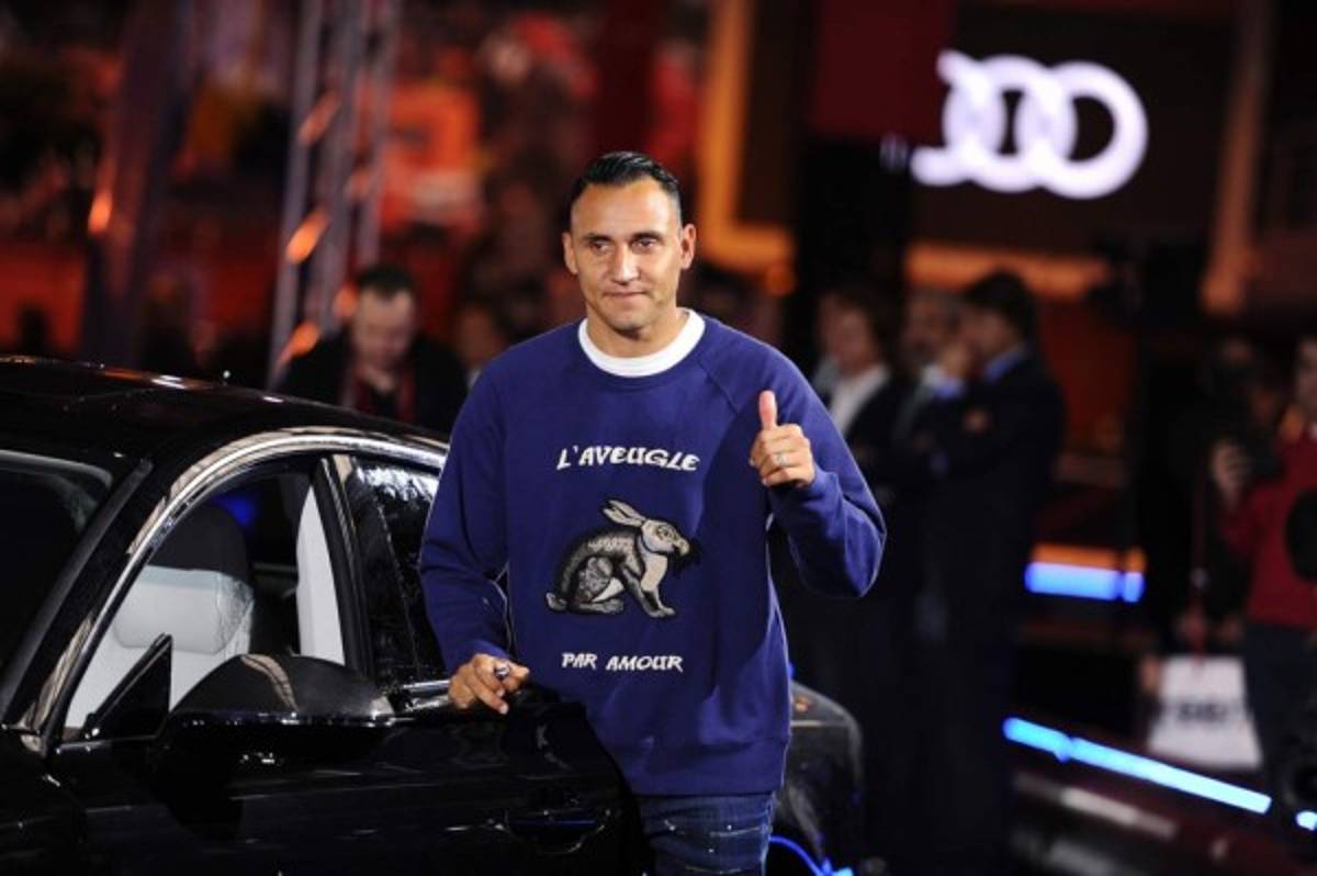 Los llamativos looks que usaron jugadores del Real Madrid para recoger sus Audis