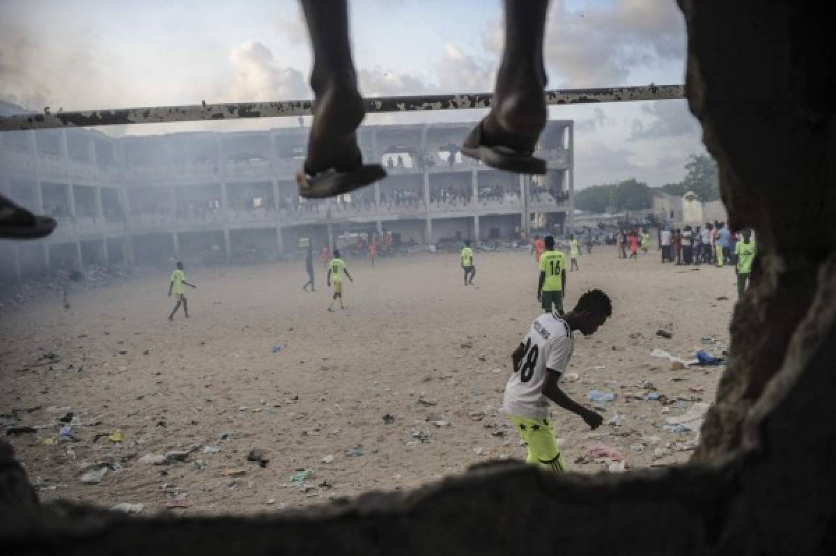 ¡IMPACTANTE! La triste realidad de como juegan fútbol los niños en Mogadishu, Somalia