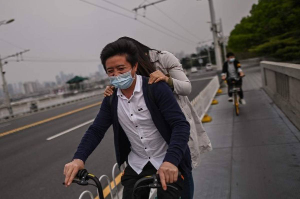 ¡Se terminó el encierro! Ciudadanos de Wuhan, China, regresan a las calles