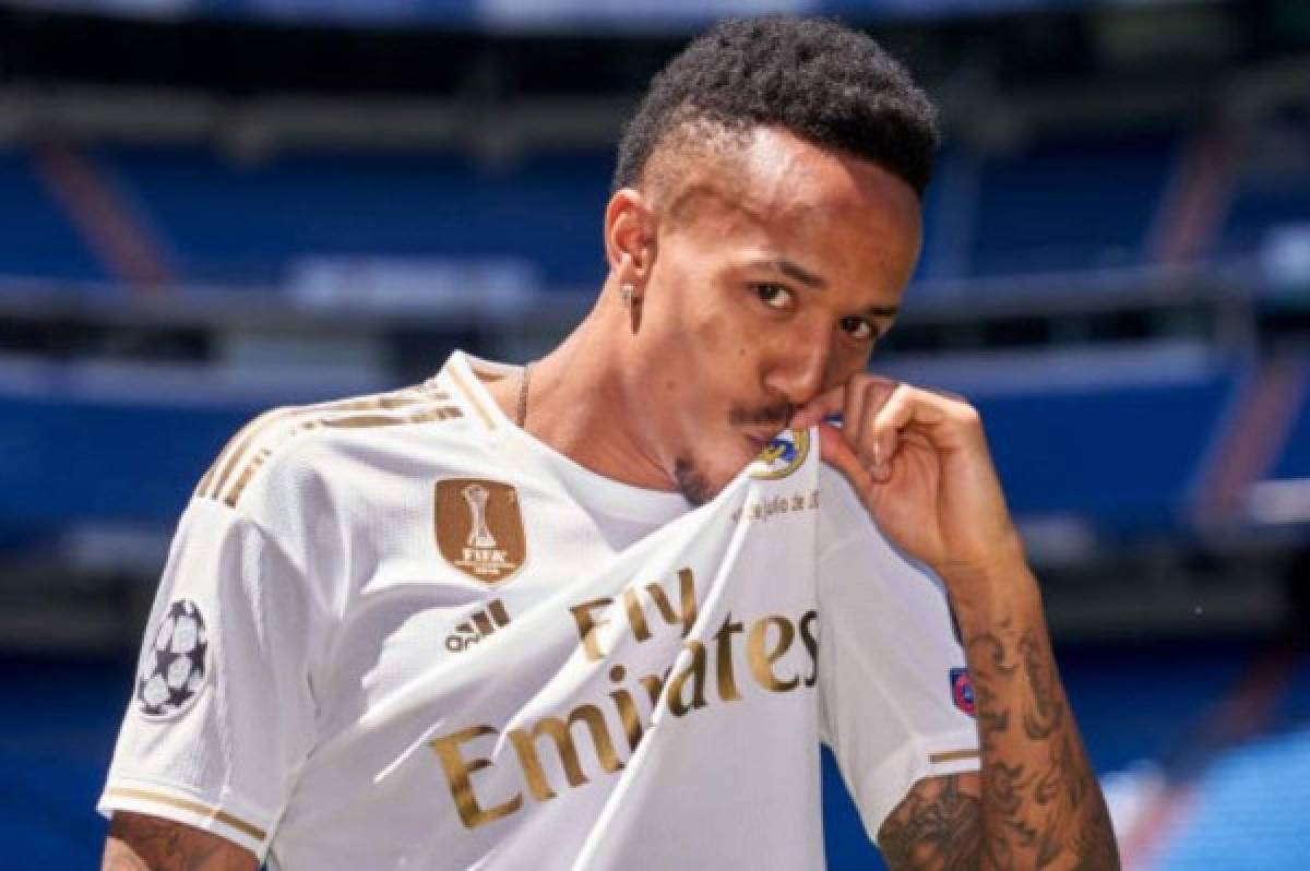 El gesto familiar, el beso al escudo del Real Madrid y la admiración de Militao en su presentación