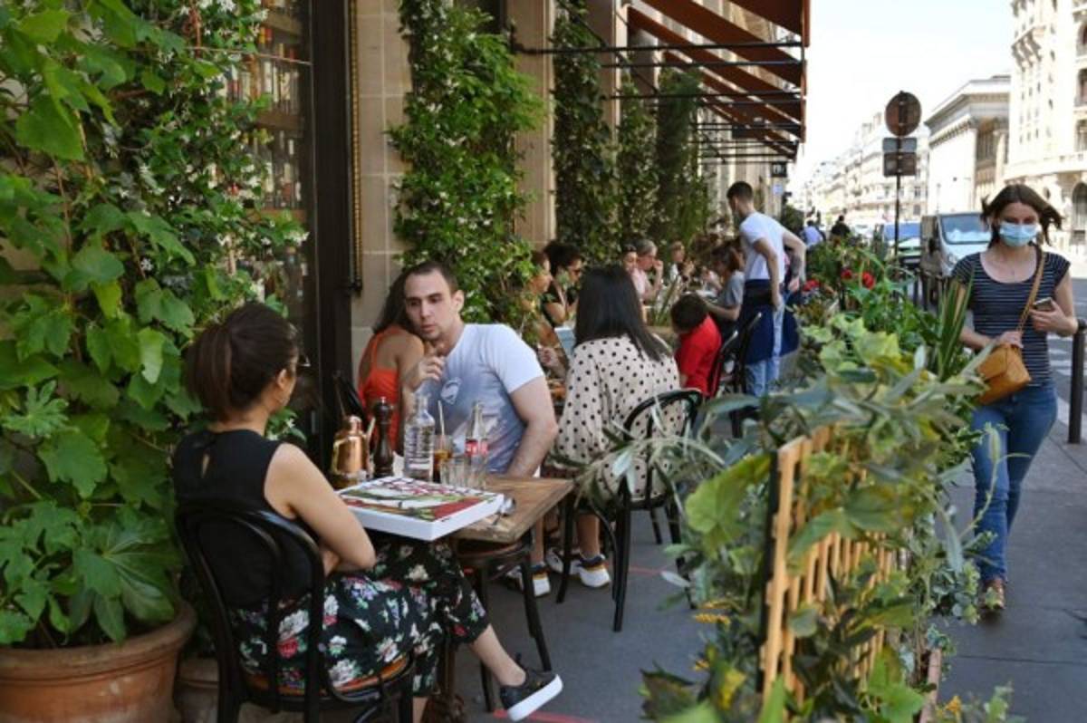 Playas, bares y cafés: Francia da un paso más hacia la normalidad en medio de la pandemia