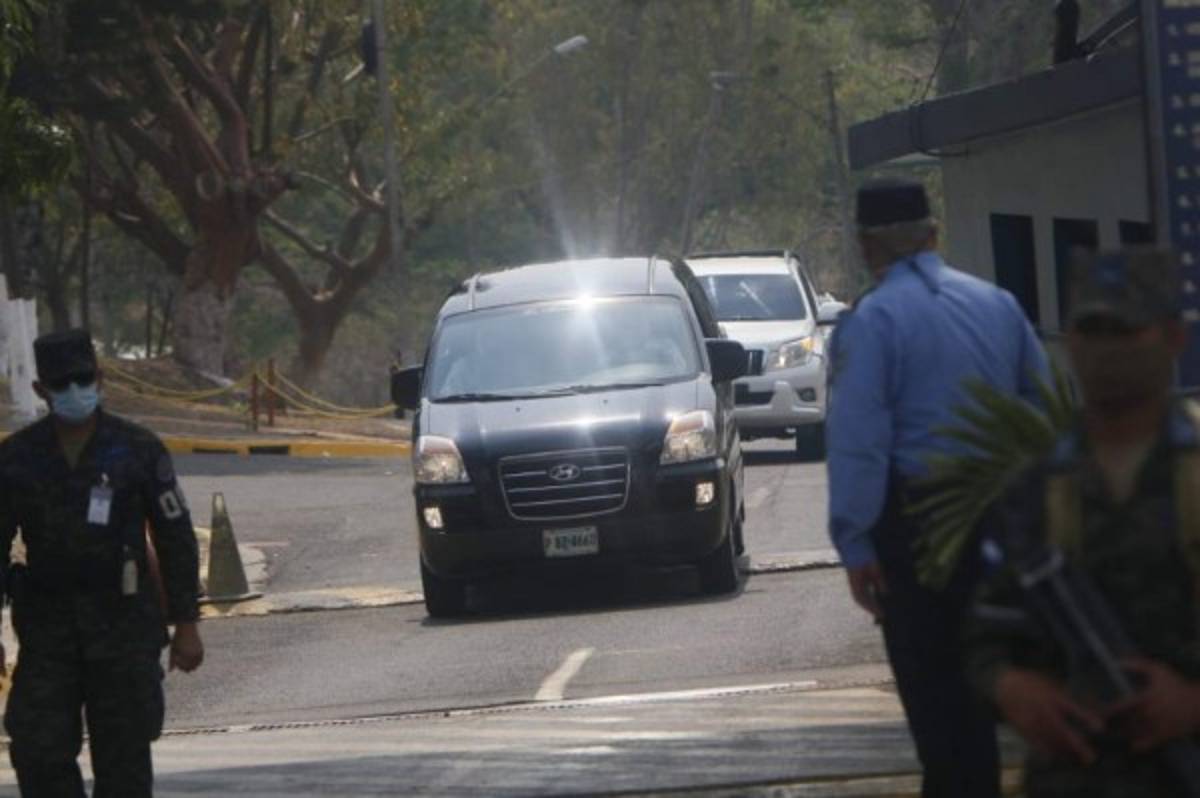 Solo con sus familiares: Así fue el entierro de Rafael Callejas en Tegucigalpa