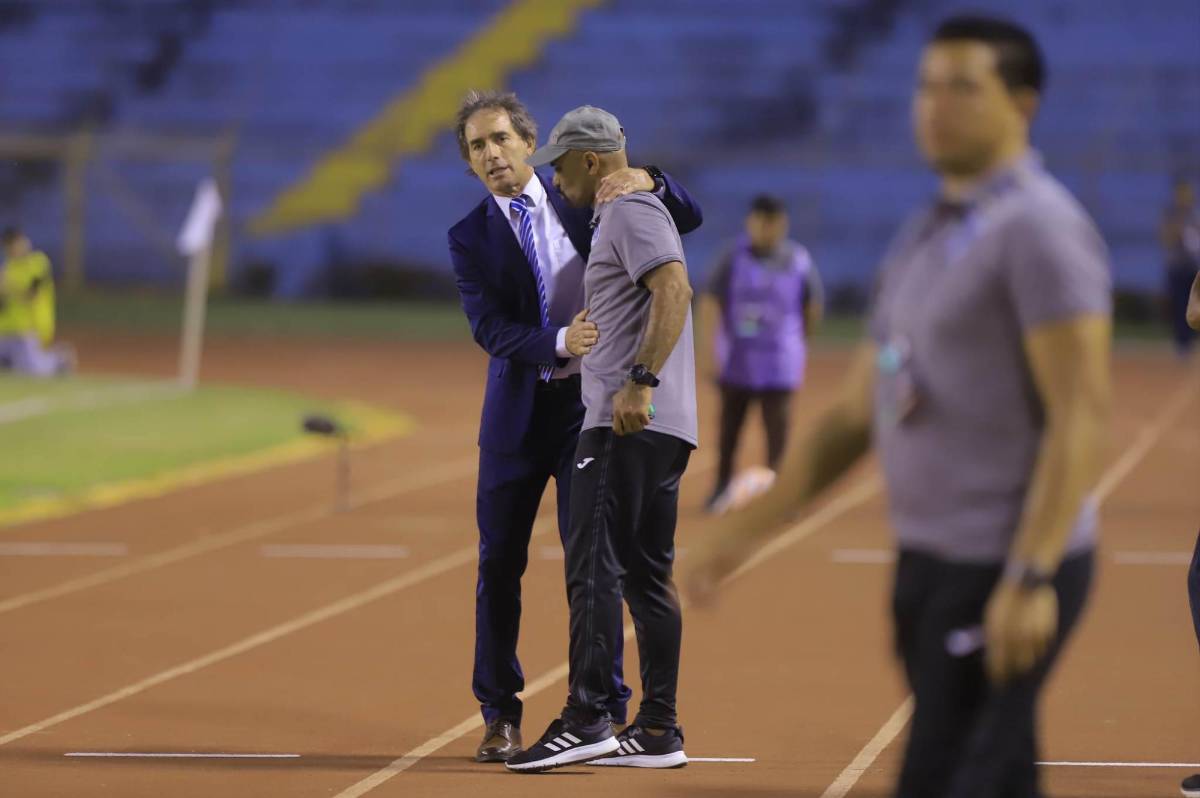 El desespero del DT de Pachuca en el banquillo, la preciosa chica en el Olímpico y el saludo de Lucas Campana