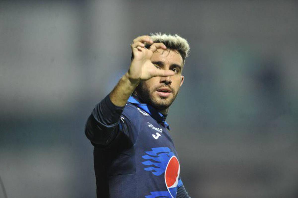 Auzmendi y la bella rubia a la que le dedicó el gol, al descubierto lo que jugadores de Motagua llevaban al estadio