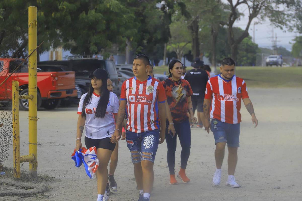 ¡Ambientazo de Champions! Invasión de olimpistas en el Olímpico y el grupo de afición del Atlas que se hace sentir