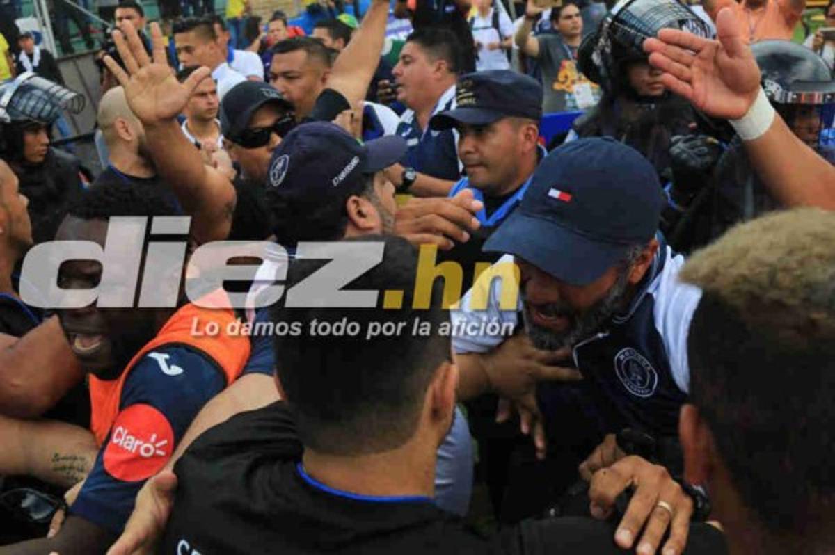 FOTOS: Golpes entre Diego Vázquez y Osman Madrid en el zafarrancho de la Gran Final entre Olimpia y Motagua