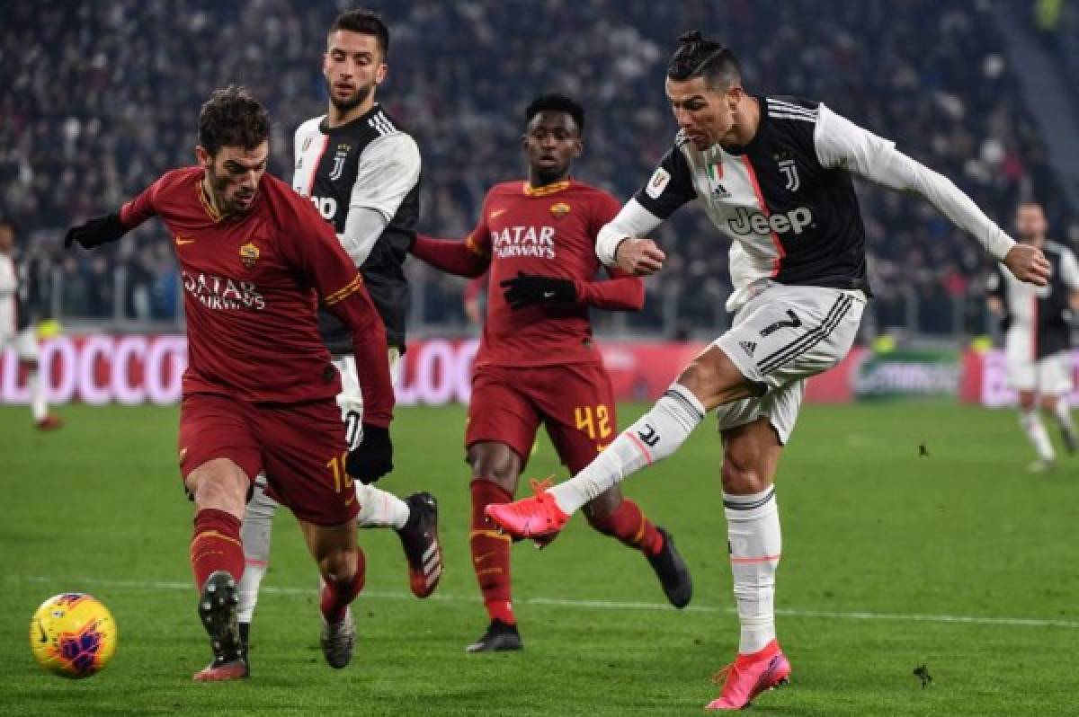 Juventus' Portuguese forward Cristiano Ronaldo (R) shoots on goal despite AS Roma's Italian defender Davide Santon (L) during the Italian Cup (Coppa Italia) round of 8 football match Juventus vs AS Roma on January 22, 2020 at the Juventus stadium in Turin. (Photo by Marco Bertorello / AFP)