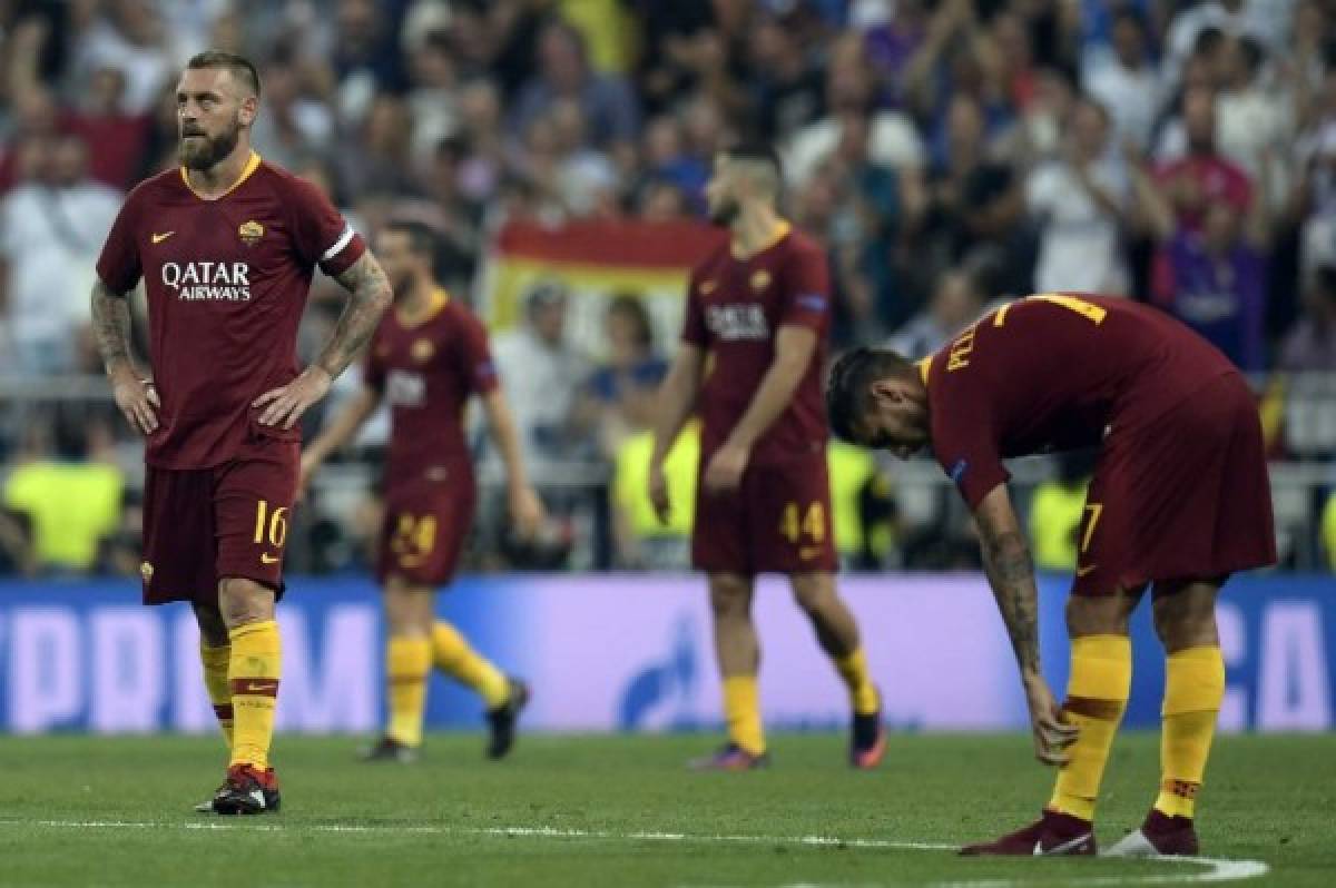 Roma's Italian midfielder Daniele De Rossi (L) reacts to Real Madrid's second goal during the UEFA Champions League group G football match between Real Madrid CF and AS Roma at the Santiago Bernabeu stadium in Madrid on September 19, 2018. / AFP PHOTO / OSCAR DEL POZO