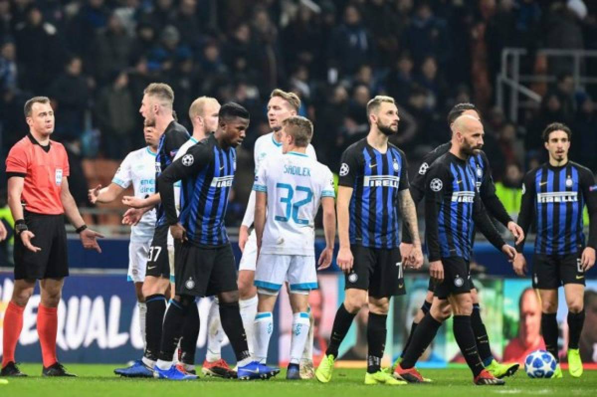 Inter Milan players react at the end of during the UEFA Champions League group B football match Inter Milan vs PSV Eindhoven on December 11, 2018 at the San Siro stadium in Milan. (Photo by Miguel MEDINA / AFP)