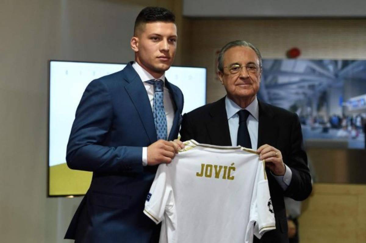 El emotivo abrazo de Florentino, el beso al escudo y la selfie: Así fue la presentación de Luka Jovic en el Real Madrid