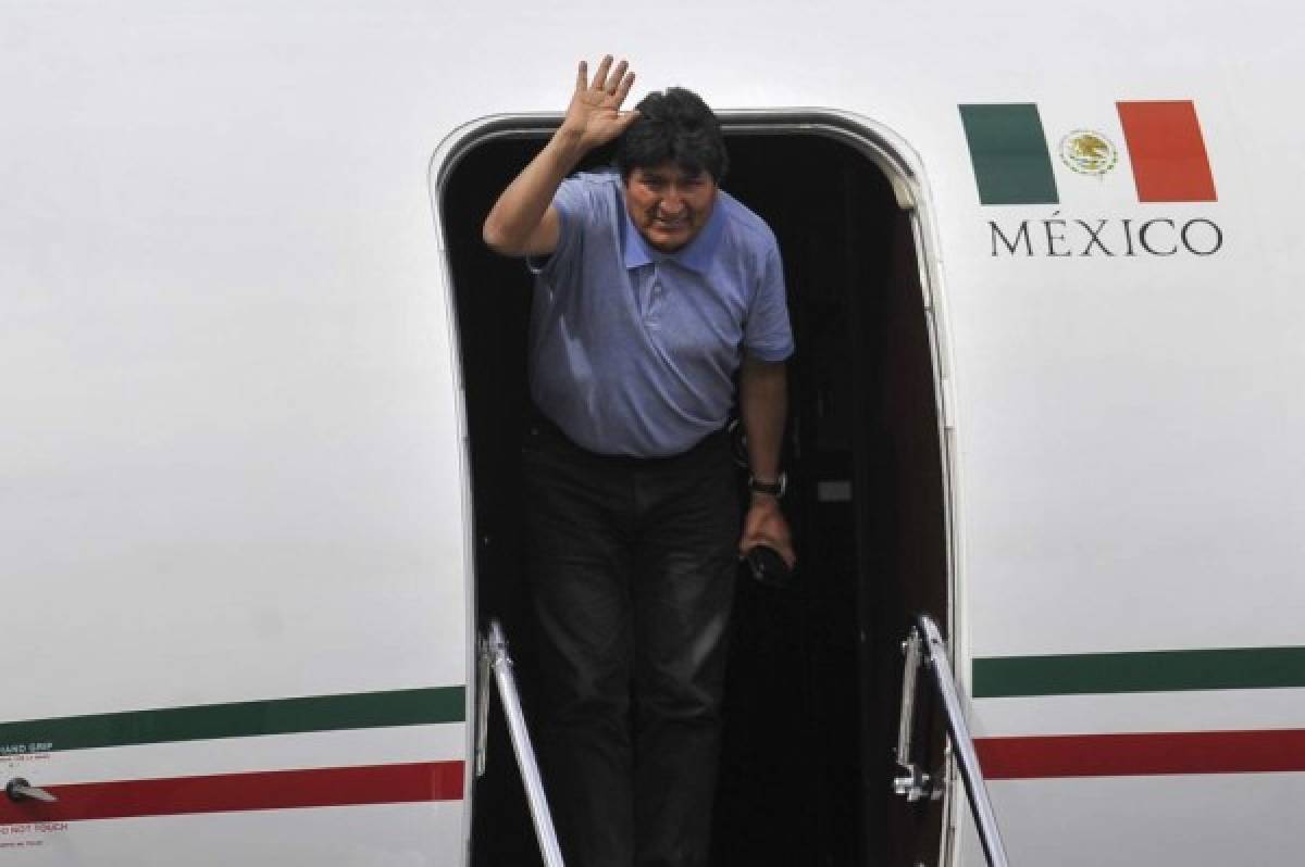 Evo Morales: con sonrisa y los cordones sueltos, así fue su llegada a México