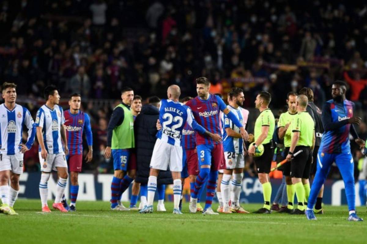 Las imperdibles fotos de Xavi dirigiendo a sus excompañeros del Barcelona en su debut y el efusivo festejo