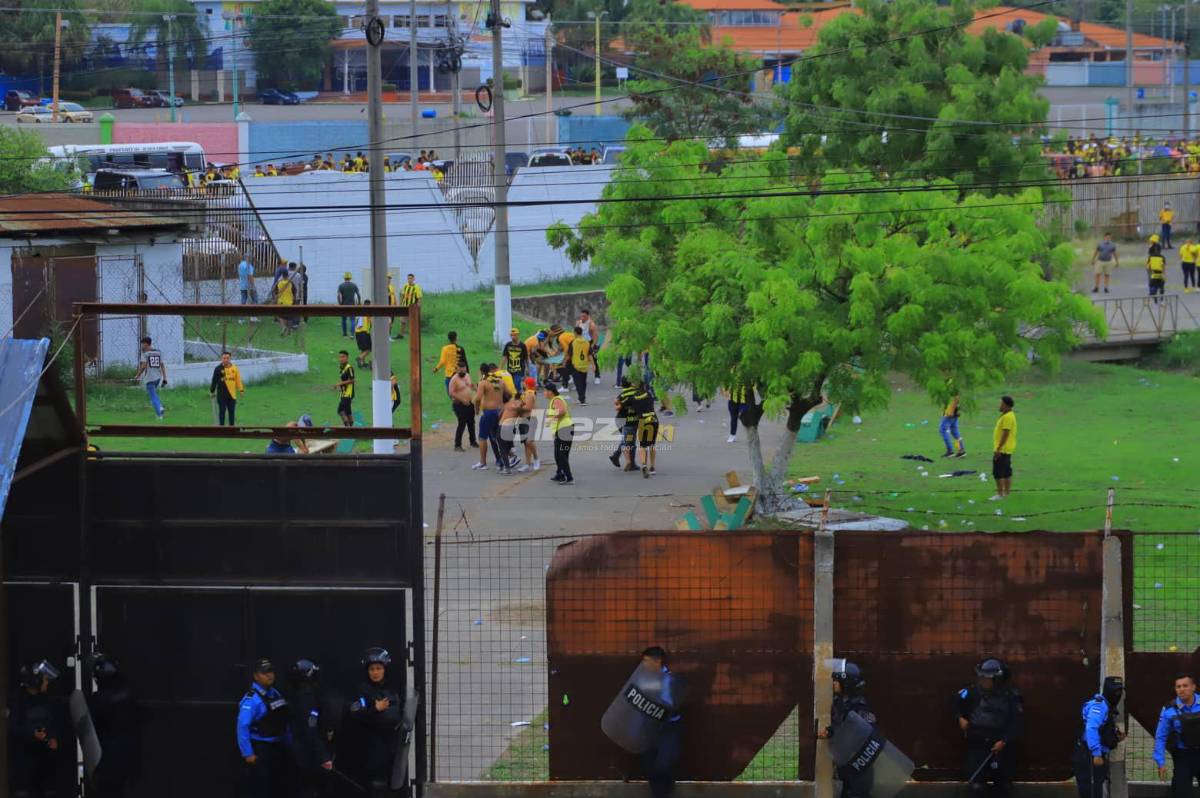 Vergonzosas imágenes: Así fueron los actos vandálicos de los aficionados del Real España en el estadio Olímpico tras perder la final