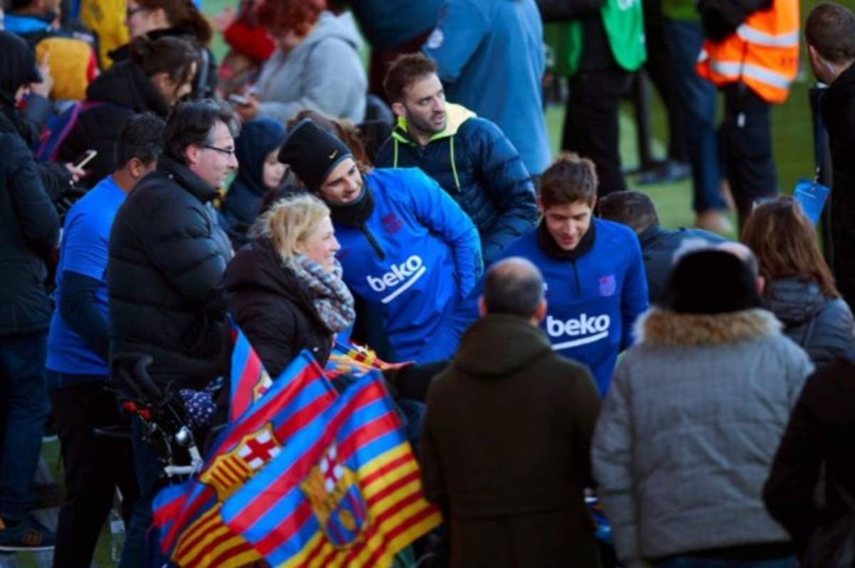El gran gesto de Lionel Messi con varios niños, la selfie y la burla de Vidal en Barcelona