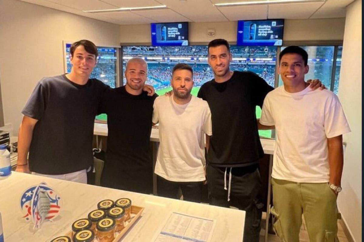 Bielsa y su reacción al ver a Christiansen, los campeones del mundo que vieron el Uruguay-Panamá y Suárez se percató